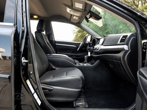 Used 2017 Toyota Highlander Plus image 43