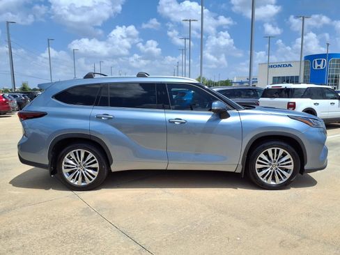 Used 2024 Toyota Highlander Platinum AWD/4WD image 8