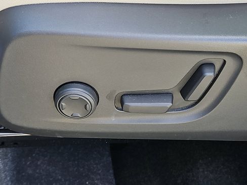 Used 2025 Volvo XC40 B5 Ultra w/ Climate Package image 27