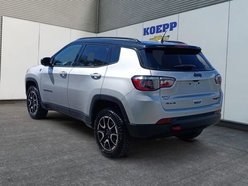 Used 2025 Jeep Compass Trailhawk AWD/4WD image 3