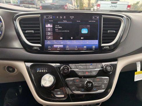 Used 2024 Chrysler Pacifica Touring-L image 16