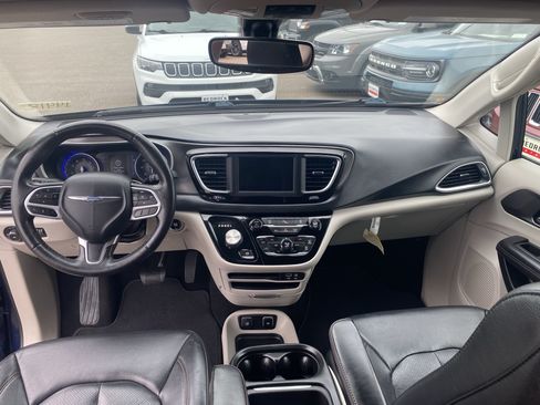 Used 2020 Chrysler Pacifica Touring-L FWD image 6
