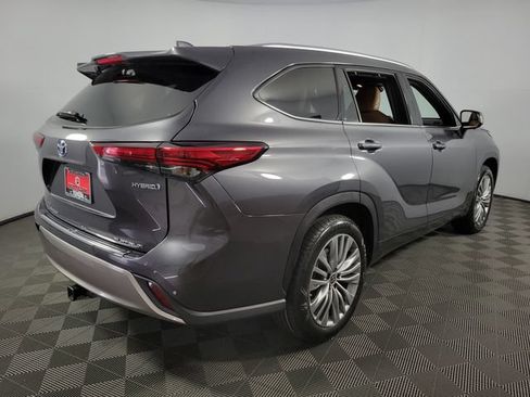 Used 2023 Toyota Highlander Platinum FWD image 8