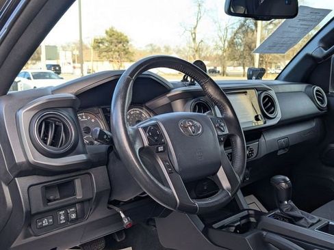 Used 2017 Toyota Tacoma TRD Off-Road image 11