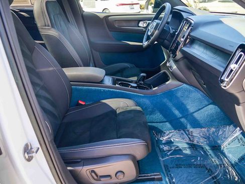 Used 2023 Volvo XC40 Recharge Plus image 19