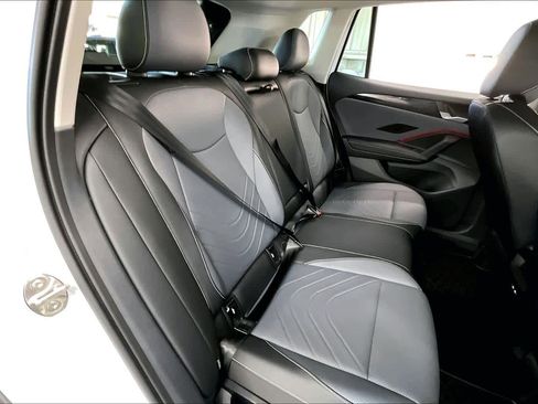 Used 2025 Volkswagen Tiguan SE image 28