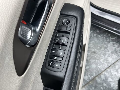 Used 2023 Chrysler Voyager LX image 7