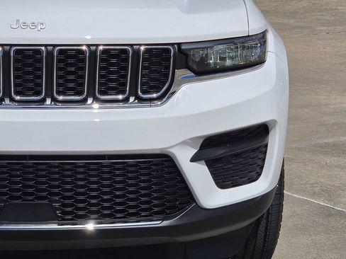 Used 2025 Jeep Grand Cherokee Laredo w/ Luxury Tech Group I RWD image 4
