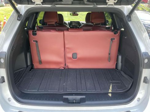 Used 2022 Toyota Highlander XSE FWD image 8