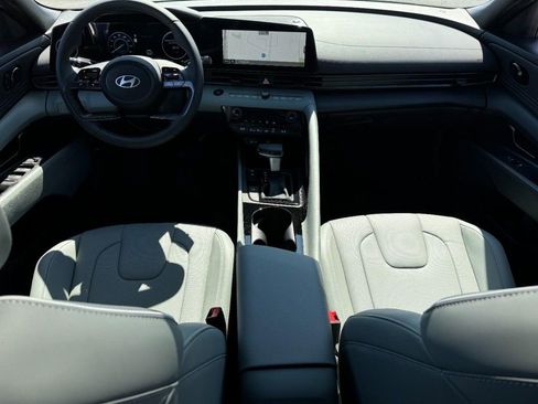 Used 2025 Hyundai Elantra Limited image 7