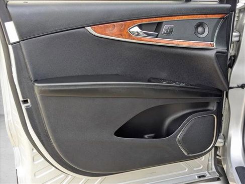 Used 2019 Lincoln Nautilus Reserve image 10