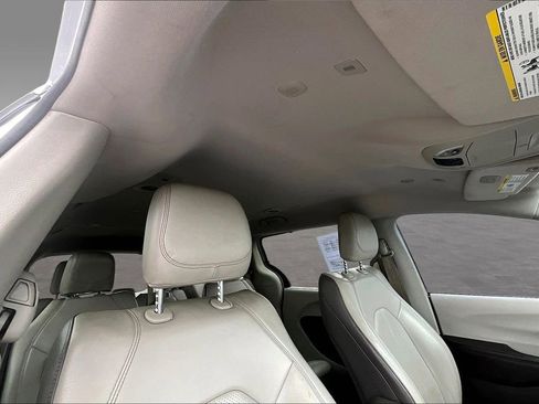 Used 2018 Chrysler Pacifica Touring-L image 11