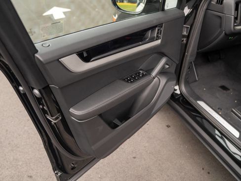 New 2026 Porsche Cayenne Base image 24