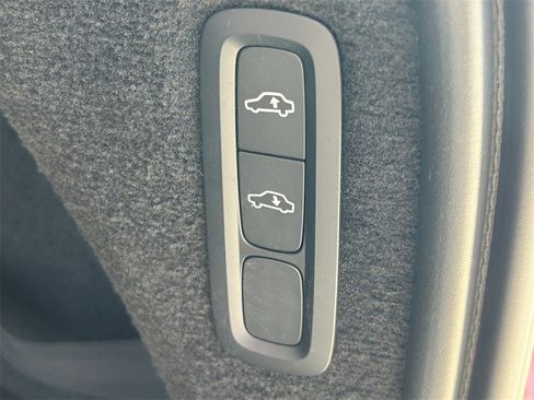 Used 2024 Volvo XC90 B6 Ultimate w/ Lounge Package image 17