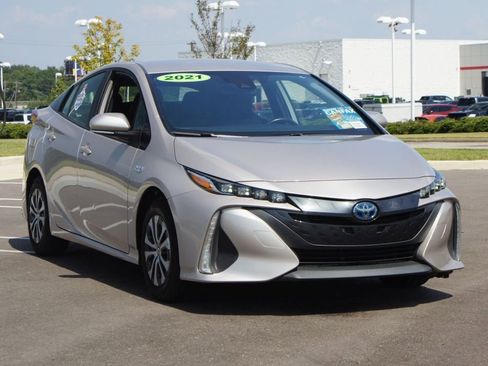 Used 2021 Toyota Prius Prime XLE image 2