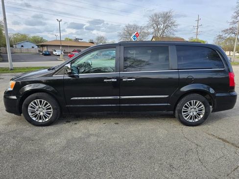 Used 2013 Chrysler Town & Country Touring-L w/ Entertainment Group #2 FWD image 5