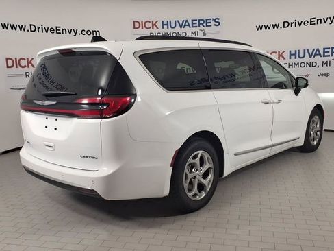 Used 2023 Chrysler Pacifica Limited FWD image 4
