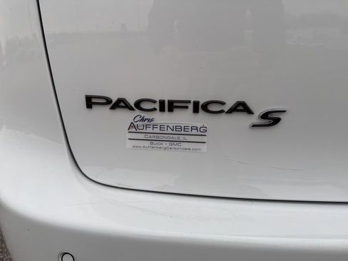 Used 2025 Chrysler Pacifica Limited image 13