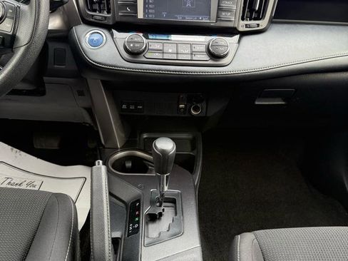 Used 2018 Toyota RAV4 LE image 17