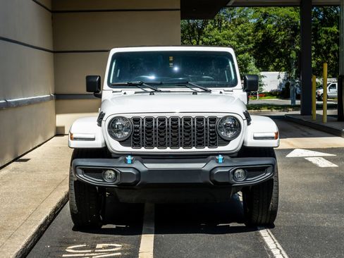 Used 2024 Jeep Wrangler Unlimited AWD/4WD image 2