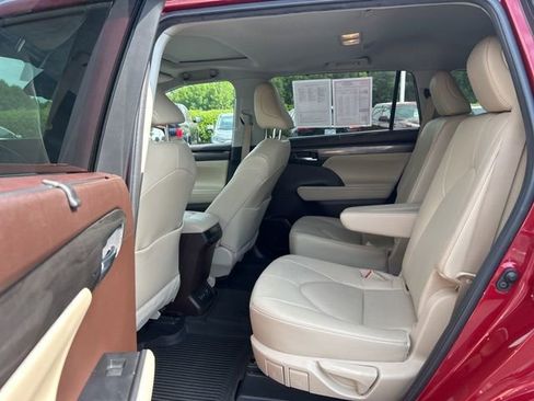 Used 2022 Toyota Highlander Limited FWD image 18
