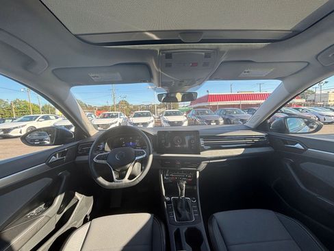 Used 2025 Volkswagen Jetta SE image 32