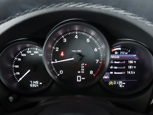 Certified 2026 Porsche Macan AWD/4WD image 19