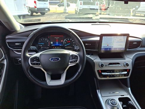 Used 2022 Ford Explorer XLT w/ Equipment Group 202A image 13