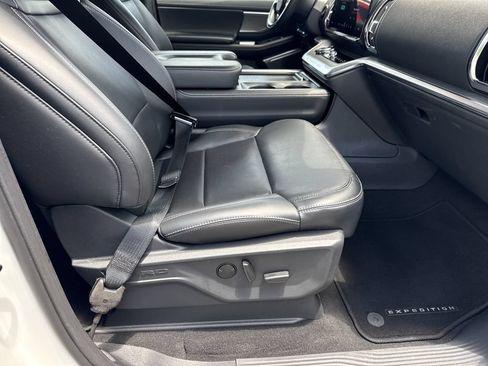 Used 2025 Ford Expedition Platinum w/ Driver's Package AWD/4WD image 14