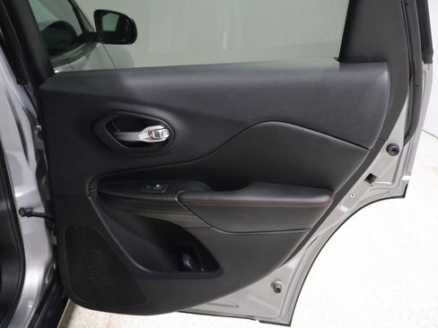 Used 2015 Jeep Cherokee Trailhawk image 25