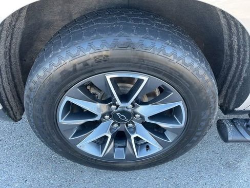 Used 2021 Chevrolet Tahoe Z71 w/ Z71 Off-Road Package AWD/4WD image 18