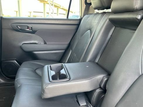 Used 2022 Toyota Highlander L FWD image 38