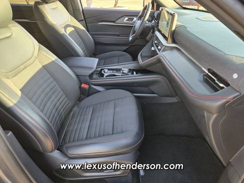Used 2025 Ford Explorer ST-Line w/ ST-Line Street Pack AWD/4WD image 17
