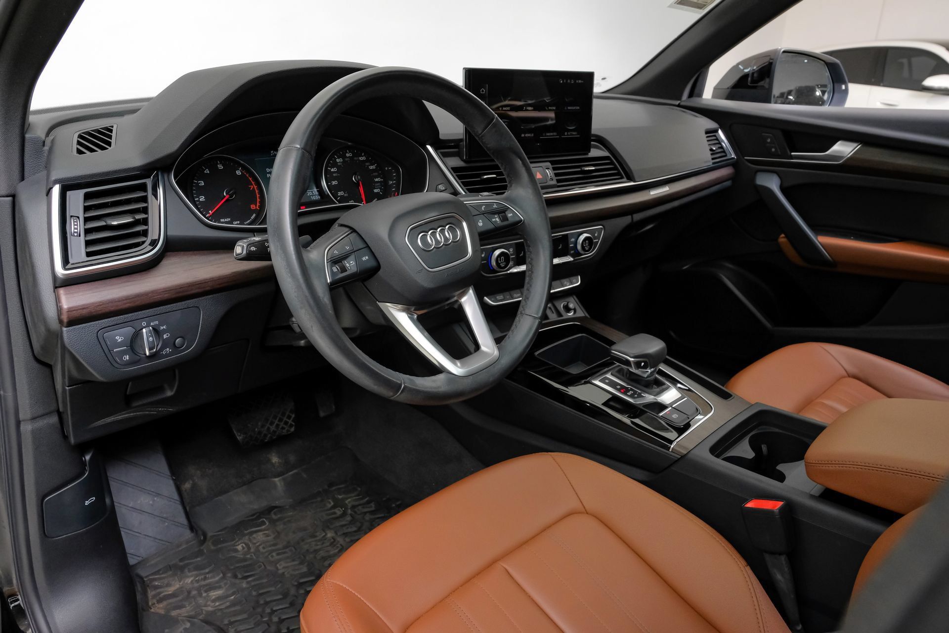 Used 2023 Audi Q5 2.0T Premium w/ Convenience Package AWD/4WD image 3