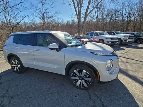 Used 2025 Mitsubishi Outlander SE image 10