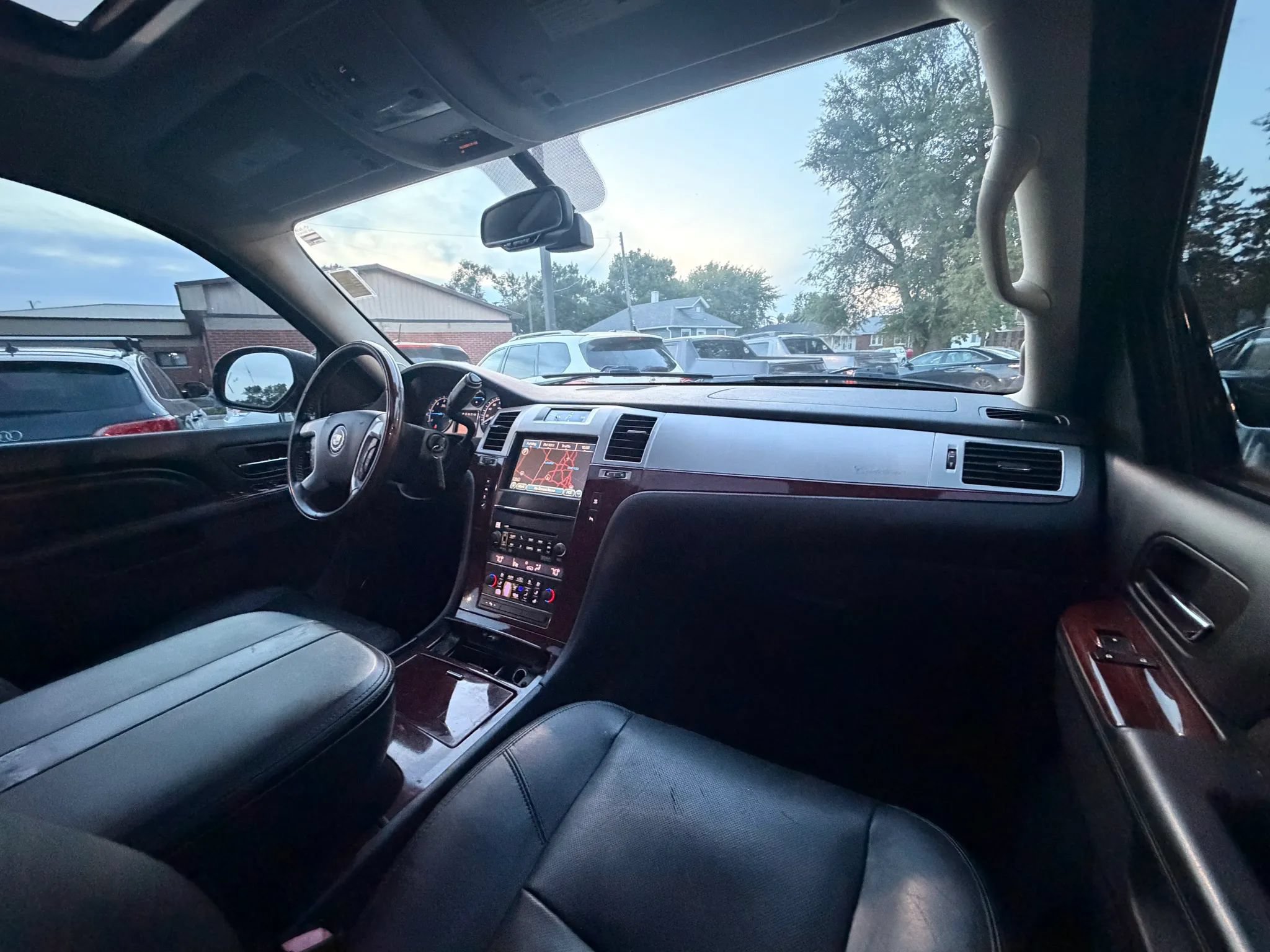 Used 2011 Cadillac Escalade ESV Luxury AWD/4WD image 34