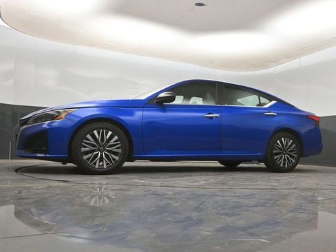 Used 2025 Nissan Altima 2.5 SV FWD image 12