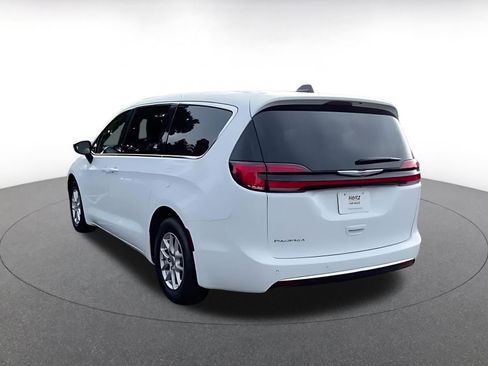 Used 2025 Chrysler Pacifica Select image 11