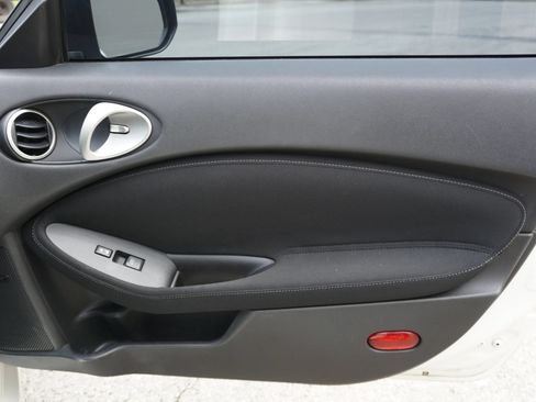 Used 2016 Nissan 370Z Coupe RWD image 15