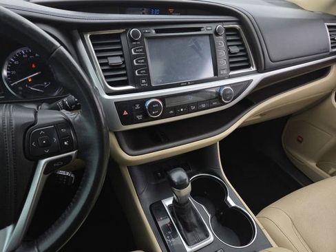 Used 2014 Toyota Highlander Limited w/ Driver Technology Package image 38