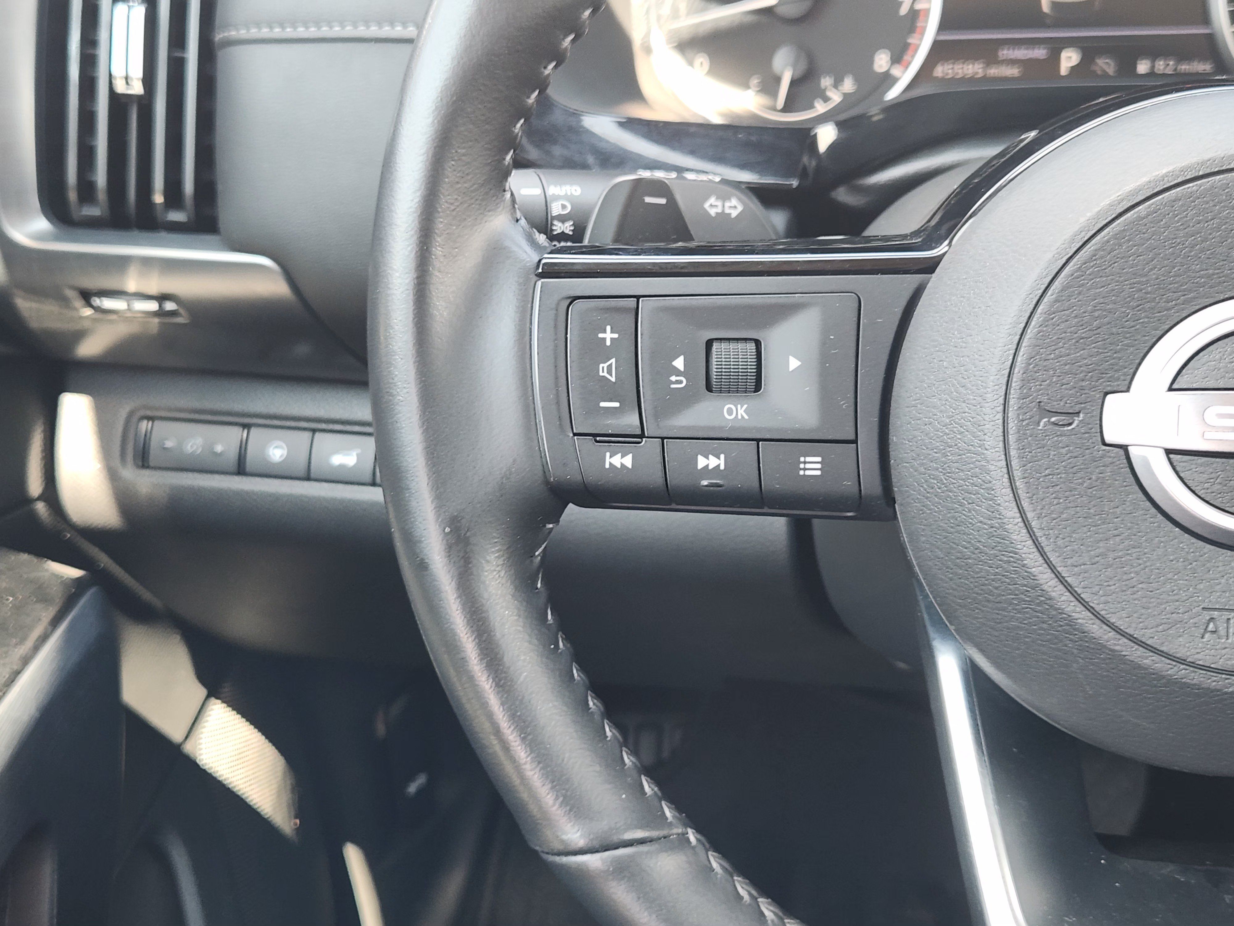 Used 2025 Nissan Pathfinder SL FWD image 27