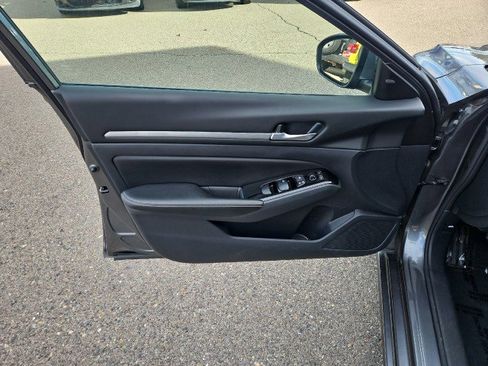 Used 2023 Nissan Altima 2.5 SV image 9