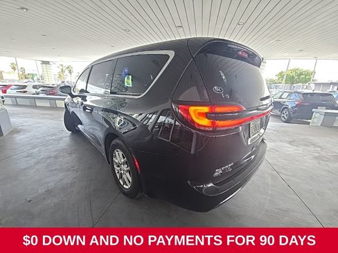 Used 2025 Chrysler Pacifica Select FWD image 4