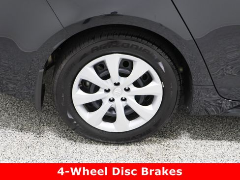 Used 2022 Toyota Corolla LE image 6