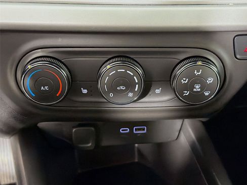 Used 2024 Chevrolet Trax RS w/ Driver Confidence Package FWD image 16