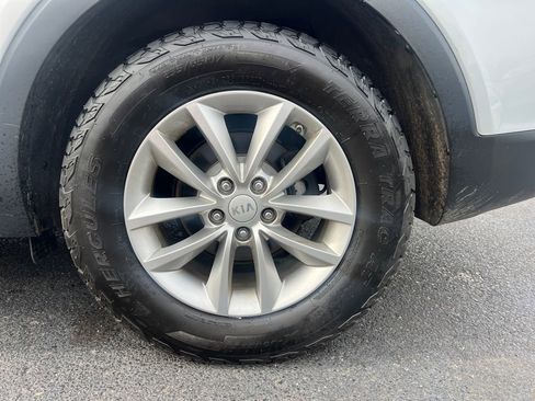 Used 2017 Kia Sorento LX image 9