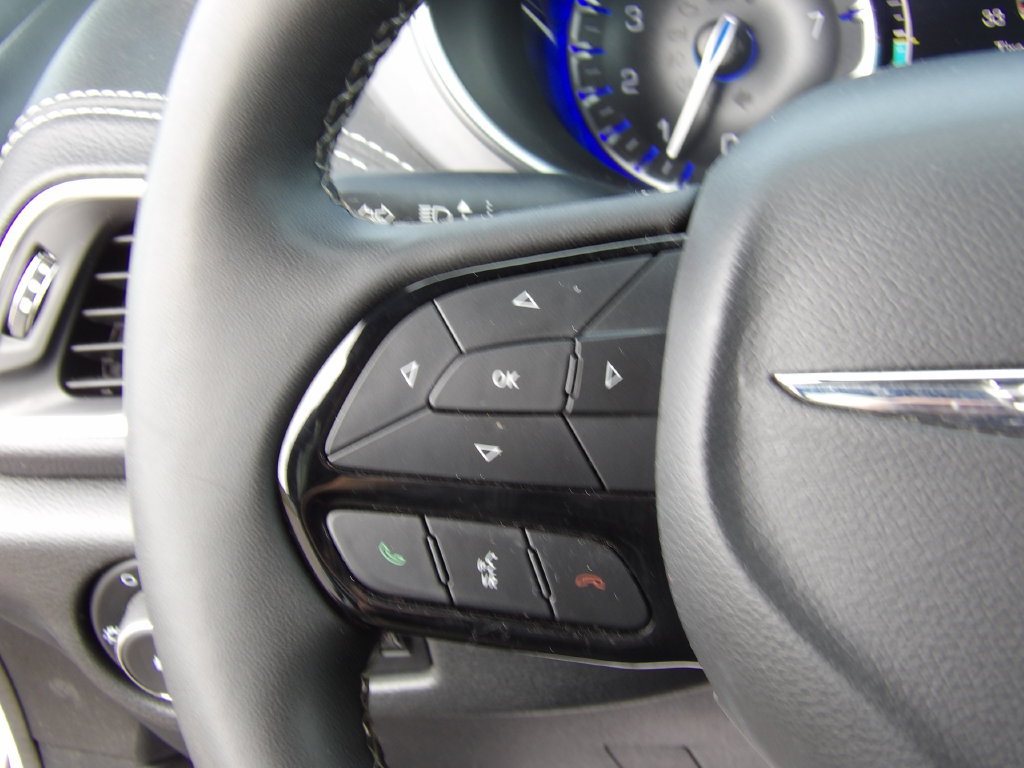 Used 2025 Chrysler Pacifica Limited FWD image 12
