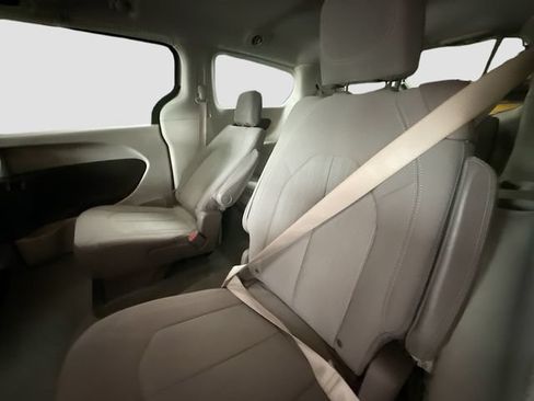 Used 2017 Chrysler Pacifica LX FWD image 22