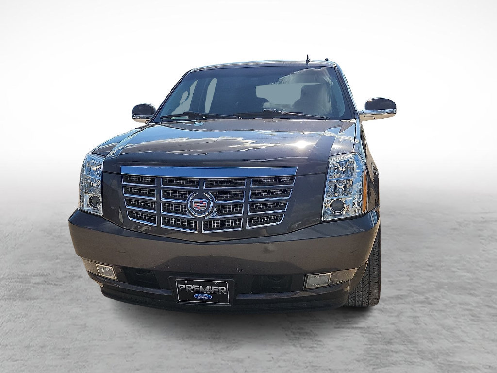 Used 2011 Cadillac Escalade Luxury RWD image 3