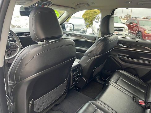 Used 2023 Jeep Grand Cherokee Limited w/ Luxury Tech Group II image 17